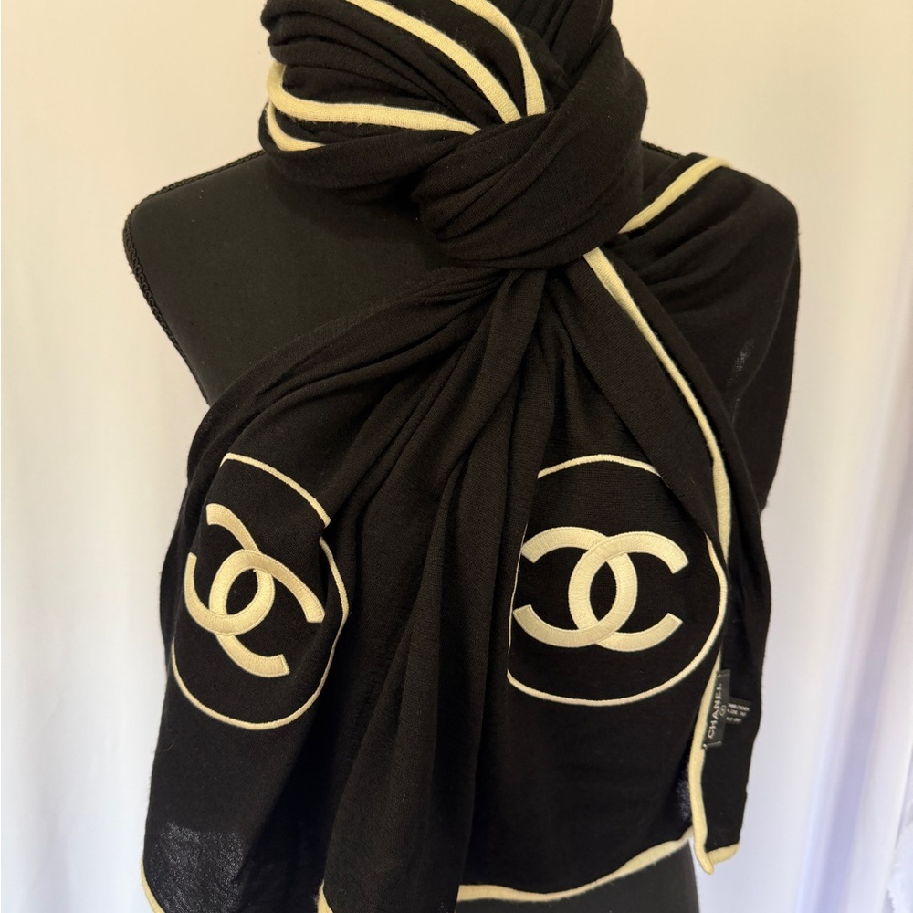 Classic Chanel CC Cashmere Scarf. Black & Ivory - Picture 2 of 7